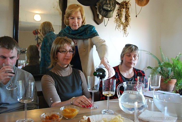 Kurzeme gatavojas kļūt par Baltijas vīna reģionu un aicina ceļotājus romantiskajā vīna tūrē www.kurzeme.lv Kurzeme gatavojas kļūt par Baltijas vīna reģionu un aicina ceļotājus romantiskajā vīna tūrē www.kurzeme.lv 75103