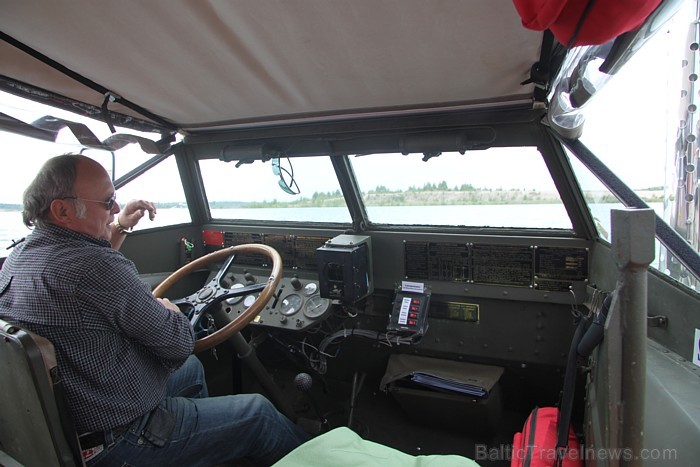 Militārā amfībija DUKW 353, kas ir būvēta 1942.gadā, spēj ieskrieties uz sauszemes līdz 80 km/h, bet ūdenī līdz 10 km/h Militārā amfībija DUKW 353, kas ir būvēta 1942.gadā, spēj ieskrieties uz sauszemes līdz 80 km/h, bet ūdenī līdz 10 km/h 75480