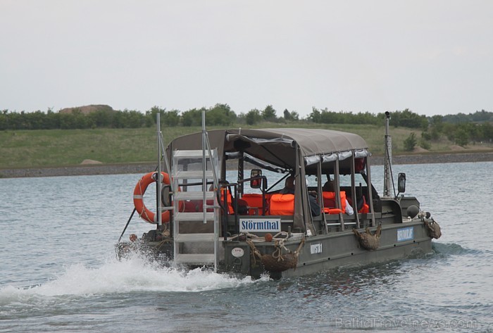 Piedzīvojumu ceļojums ar militāro amfībiju DUKW 353 pa Leipcigas apkārtnes ezeriem un sauszemi vienam cilvēkam ar ēdināšanu izmaksā 49 eiro, bet 12 ci Piedzīvojumu ceļojums ar militāro amfībiju DUKW 353 pa Leipcigas apkārtnes ezeriem un sauszemi vienam cilvēkam ar ēdināšanu izmaksā 49 eiro, bet 12 ci 75481