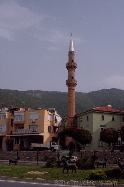 Alānija atrodas Tauru kalnu pakājē un kādreiz ir bijusi Kleopatras iemīļotākā atpūtas vieta Turcijā. www.novatours.lv Alānija atrodas Tauru kalnu pakājē un kādreiz ir bijusi Kleopatras iemīļotākā atpūtas vieta Turcijā. www.novatours.lv 75542