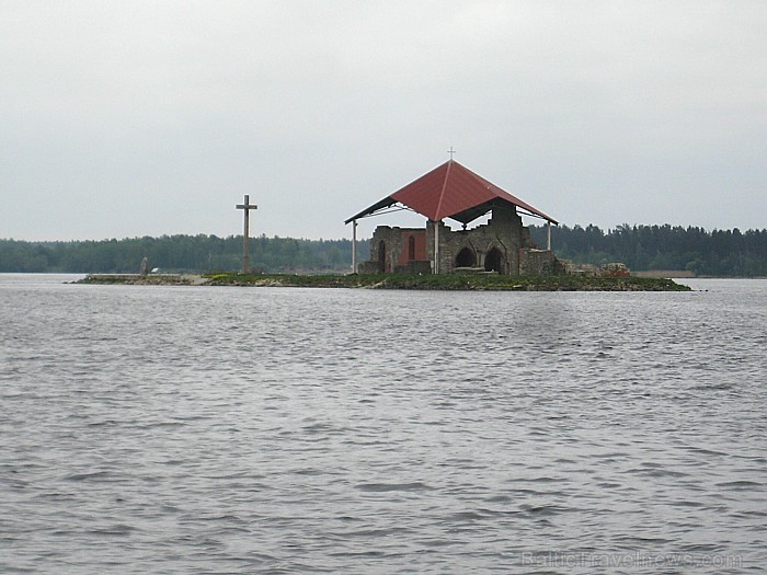 Baznīcu 1184. gadā sāka celt Holšteinas pilsētas Zēgebergas klostera augustīniešu ordeņa kanoniķis Meinards. Svētais Meinards (ap 1130 - 1196) Baznīcu 1184. gadā sāka celt Holšteinas pilsētas Zēgebergas klostera augustīniešu ordeņa kanoniķis Meinards. Svētais Meinards (ap 1130 - 1196) 75566