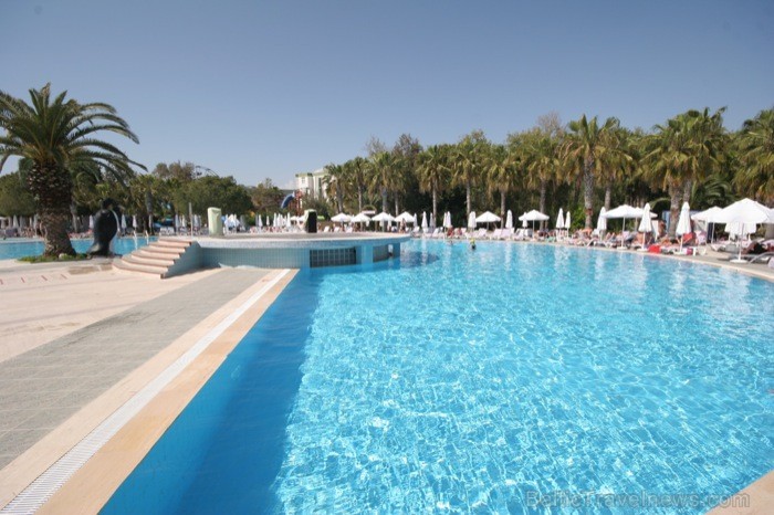 DELPHIN BOTANIK 5* (ALANYA) – atsvaidzinošs baseins karstā dienas laikā. www.goadventure.lv 75853