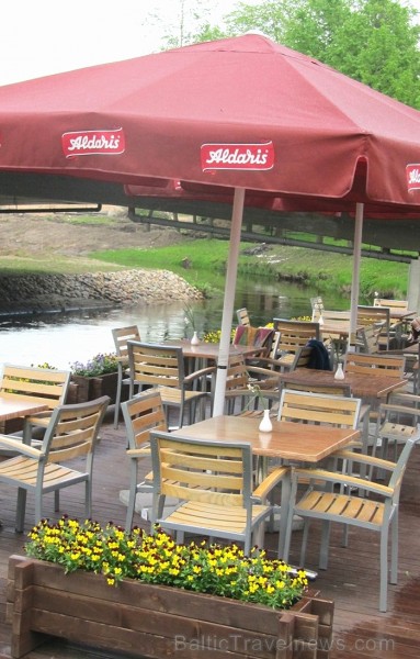 Baudi Rēzeknes vasaras noskaņas viesnīcas Kolonna Hotel Rēzekne restorāna Rozālija jaunajā vasaras terasē (Foto: www.hotelkolonna.com) Baudi Rēzeknes vasaras noskaņas viesnīcas Kolonna Hotel Rēzekne restorāna Rozālija jaunajā vasaras terasē (Foto: www.hotelkolonna.com) 75858