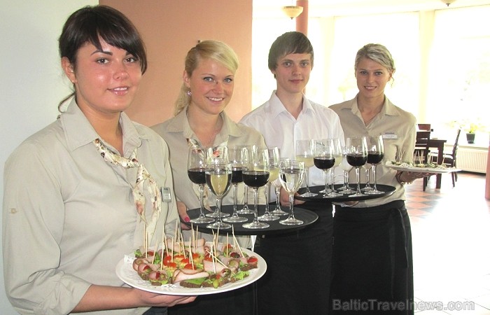 Baudi Rēzeknes vasaras noskaņas viesnīcas Kolonna Hotel Rēzekne restorāna Rozālija jaunajā vasaras terasē (Foto: www.hotelkolonna.com) Baudi Rēzeknes vasaras noskaņas viesnīcas Kolonna Hotel Rēzekne restorāna Rozālija jaunajā vasaras terasē (Foto: www.hotelkolonna.com) 75866