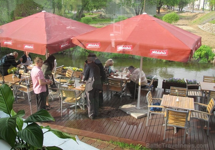 Baudi Rēzeknes vasaras noskaņas viesnīcas Kolonna Hotel Rēzekne restorāna Rozālija jaunajā vasaras terasē (Foto: www.hotelkolonna.com) Baudi Rēzeknes vasaras noskaņas viesnīcas Kolonna Hotel Rēzekne restorāna Rozālija jaunajā vasaras terasē (Foto: www.hotelkolonna.com) 75871