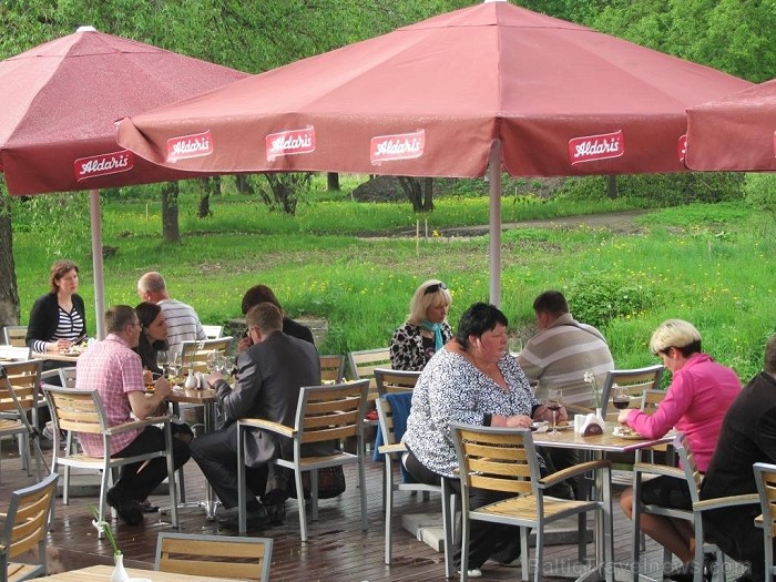 Baudi Rēzeknes vasaras noskaņas viesnīcas Kolonna Hotel Rēzekne restorāna Rozālija jaunajā vasaras terasē (Foto: www.hotelkolonna.com) Baudi Rēzeknes vasaras noskaņas viesnīcas Kolonna Hotel Rēzekne restorāna Rozālija jaunajā vasaras terasē (Foto: www.hotelkolonna.com) 75872