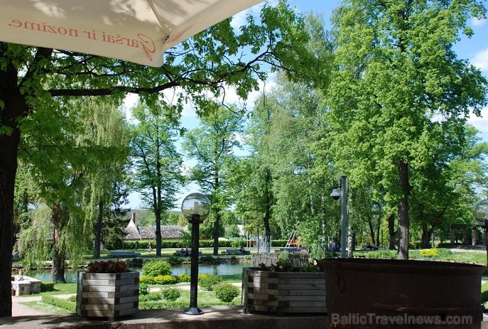 Kolonna Hotel Cēsis priecē pilsētas iedzīvotājus un viesus ar jaunu vasaras terasi (Foto: www.hotelkolonna.com) Kolonna Hotel Cēsis priecē pilsētas iedzīvotājus un viesus ar jaunu vasaras terasi (Foto: www.hotelkolonna.com) 76176