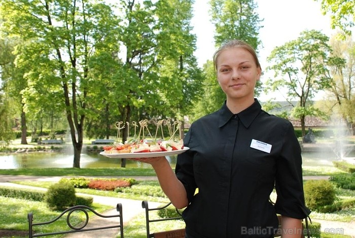 Kolonna Hotel Cēsis priecē pilsētas iedzīvotājus un viesus ar jaunu vasaras terasi (Foto: www.hotelkolonna.com) Kolonna Hotel Cēsis priecē pilsētas iedzīvotājus un viesus ar jaunu vasaras terasi (Foto: www.hotelkolonna.com) 76181