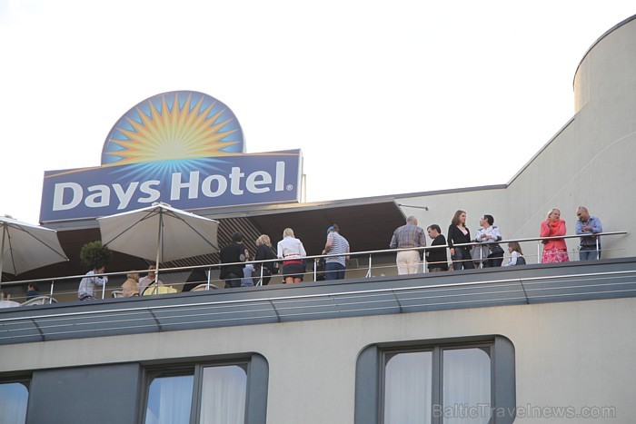 Rīgas viesnīcas Days Hotel restorāna Sunny Melody jumta terase ir iecienīta muzikāla rakstura tikšanās vieta - www.dayshotelriga.com Rīgas viesnīcas Days Hotel restorāna Sunny Melody jumta terase ir iecienīta muzikāla rakstura tikšanās vieta - www.dayshotelriga.com 77137