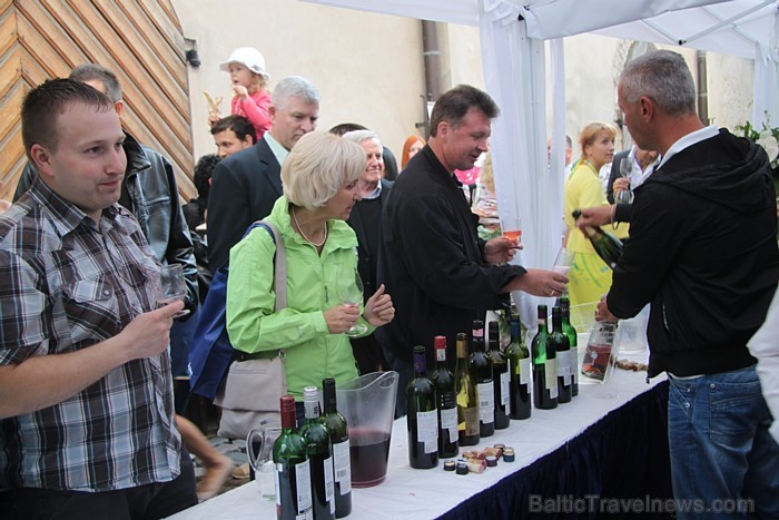 2012. gada 15. un 16. jūnijā viesnīcas Konventa Sēta iekšpagalmā, Rīgā, Kalēju ielā 9/11 - «Vīna festivāls 2012» - www.konventa.lv 2012. gada 15. un 16. jūnijā viesnīcas Konventa Sēta iekšpagalmā, Rīgā, Kalēju ielā 9/11 - «Vīna festivāls 2012» - www.konventa.lv 77167