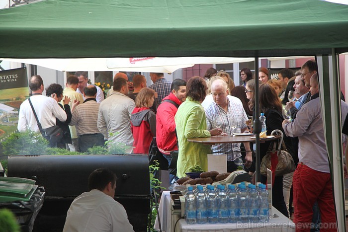 2012. gada 15. un 16. jūnijā viesnīcas Konventa Sēta iekšpagalmā, Rīgā, Kalēju ielā 9/11 - «Vīna festivāls 2012» - www.konventa.lv 2012. gada 15. un 16. jūnijā viesnīcas Konventa Sēta iekšpagalmā, Rīgā, Kalēju ielā 9/11 - «Vīna festivāls 2012» - www.konventa.lv 77185