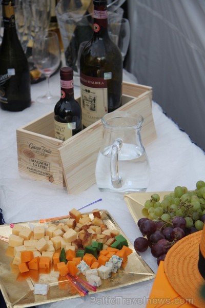 2012. gada 15. un 16. jūnijā viesnīcas Konventa Sēta iekšpagalmā, Rīgā, Kalēju ielā 9/11 - «Vīna festivāls 2012» - www.konventa.lv 2012. gada 15. un 16. jūnijā viesnīcas Konventa Sēta iekšpagalmā, Rīgā, Kalēju ielā 9/11 - «Vīna festivāls 2012» - www.konventa.lv 77192