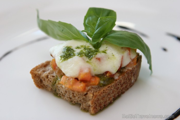 Mājīga un vēsturiska iekšpagalma ieskauts uz viesnīcas jumta atrodams gardēžu restorāns Gourmand - www.elizabetehotel.lv Foto: Mārtiņš Strubergs (www. Mājīga un vēsturiska iekšpagalma ieskauts uz viesnīcas jumta atrodams gardēžu restorāns Gourmand - www.elizabetehotel.lv Foto: Mārtiņš Strubergs (www. 77264