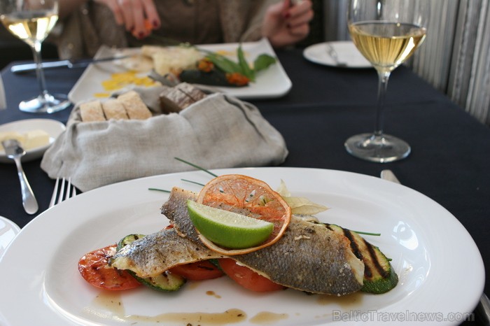 Mājīga un vēsturiska iekšpagalma ieskauts uz viesnīcas jumta atrodams gardēžu restorāns «Gourmand». Foto: Mārtiņš Strubergs (www.mss-studio.com) Mājīga un vēsturiska iekšpagalma ieskauts uz viesnīcas jumta atrodams gardēžu restorāns «Gourmand». Foto: Mārtiņš Strubergs (www.mss-studio.com) 77267