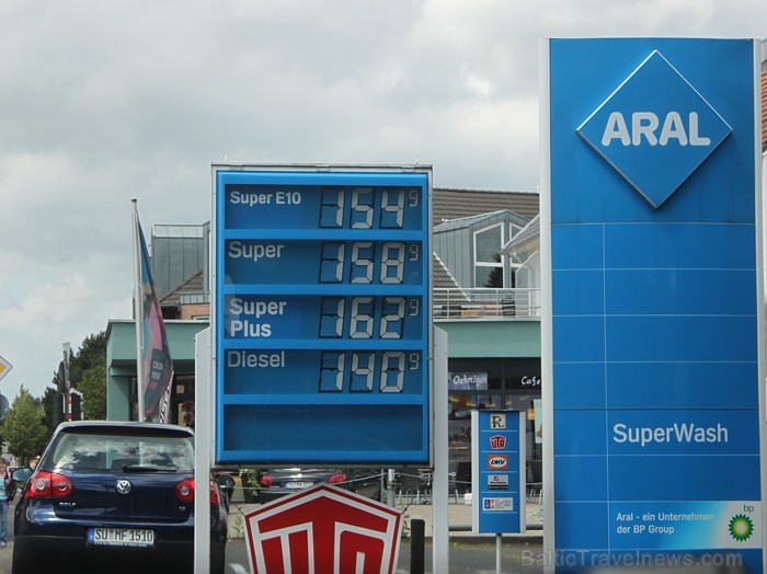 Dīzeļdegviela maksā vidēji 0,95-0,98 Ls par vienu litru. Vācijā ir jārēķinās, ka degvielas patēriņš automobilim ir augstāks, jo autobānis vilina uz vi Dīzeļdegviela maksā vidēji 0,95-0,98 Ls par vienu litru. Vācijā ir jārēķinās, ka degvielas patēriņš automobilim ir augstāks, jo autobānis vilina uz vi 78083