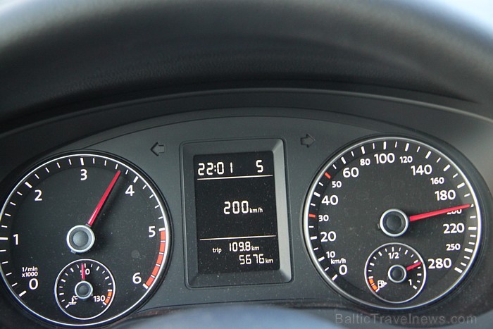 Aivars Mackevičs: VW Jetta 1.6 TDI ir izcils uz autostrādes, jo 200 km/h tiek uzturēti vienādā līmenī un auto saglabā šo maksimālo ātrumu gan braucot Aivars Mackevičs: VW Jetta 1.6 TDI ir izcils uz autostrādes, jo 200 km/h tiek uzturēti vienādā līmenī un auto saglabā šo maksimālo ātrumu gan braucot 78087