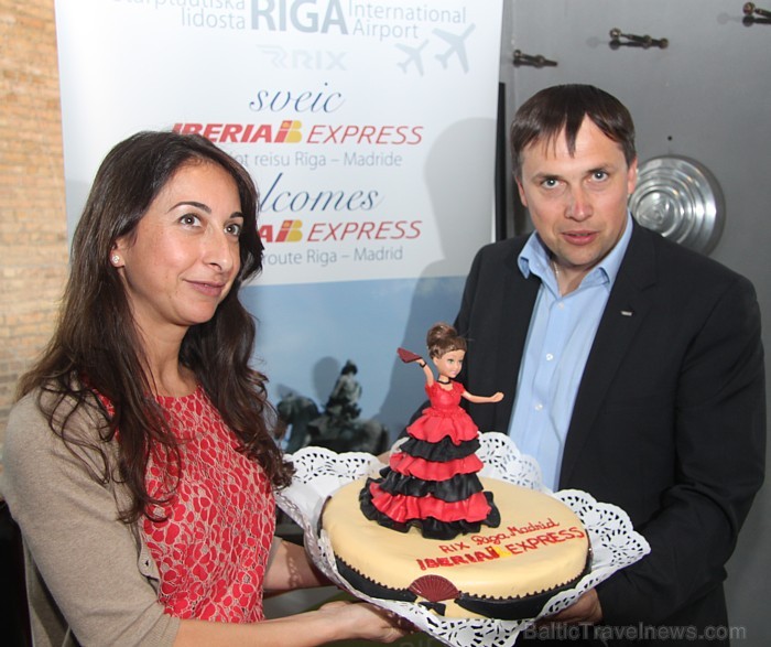 Lidosta Rīga valdes loceklis Aldis Mūrnieks un lidsabiedrības Iberia Express komercdirektore Silvia Mosquera svinīgi atklāj šo maršrutu Lidosta Rīga valdes loceklis Aldis Mūrnieks un lidsabiedrības Iberia Express komercdirektore Silvia Mosquera svinīgi atklāj šo maršrutu 78271