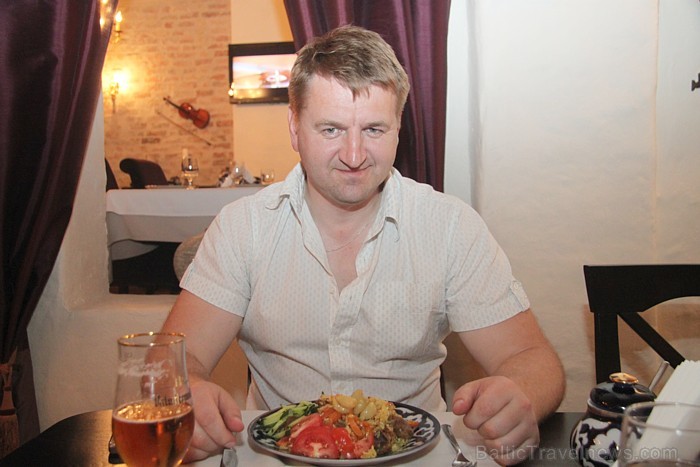 BalticTravelnews.com direktors Aivars Mackevičs bauda Jūrmalas jaunā restorāna Uzbekistāna viesmīlību BalticTravelnews.com direktors Aivars Mackevičs bauda Jūrmalas jaunā restorāna Uzbekistāna viesmīlību 78314