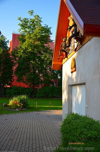 Salmu darbnīca, muzejs - vieta, kur salmi pārtop brīnumainās skulptūrās, lellēs, suvenīros. Foto:Salmu lietas www.salmulietas.lv Salmu darbnīca, muzejs - vieta, kur salmi pārtop brīnumainās skulptūrās, lellēs, suvenīros. Foto:Salmu lietas www.salmulietas.lv 78689
