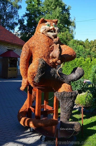 Salmu darbnīca, muzejs - vieta, kur salmi pārtop brīnumainās skulptūrās, lellēs, suvenīros. Foto:Salmu lietas www.salmulietas.lv Salmu darbnīca, muzejs - vieta, kur salmi pārtop brīnumainās skulptūrās, lellēs, suvenīros. Foto:Salmu lietas www.salmulietas.lv 78692