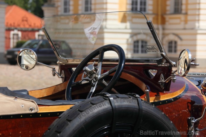 Rundālē ierodas britu autoklubs ar pirmskara «Rolls Royce» automašīnām Foto: Juris Ķilkuts www.fotoatelje.lv Rundālē ierodas britu autoklubs ar pirmskara «Rolls Royce» automašīnām Foto: Juris Ķilkuts www.fotoatelje.lv 78843