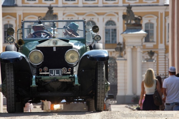 Rundālē ierodas britu autoklubs ar pirmskara «Rolls Royce» automašīnām Foto: Juris Ķilkuts www.fotoatelje.lv Rundālē ierodas britu autoklubs ar pirmskara «Rolls Royce» automašīnām Foto: Juris Ķilkuts www.fotoatelje.lv 78847