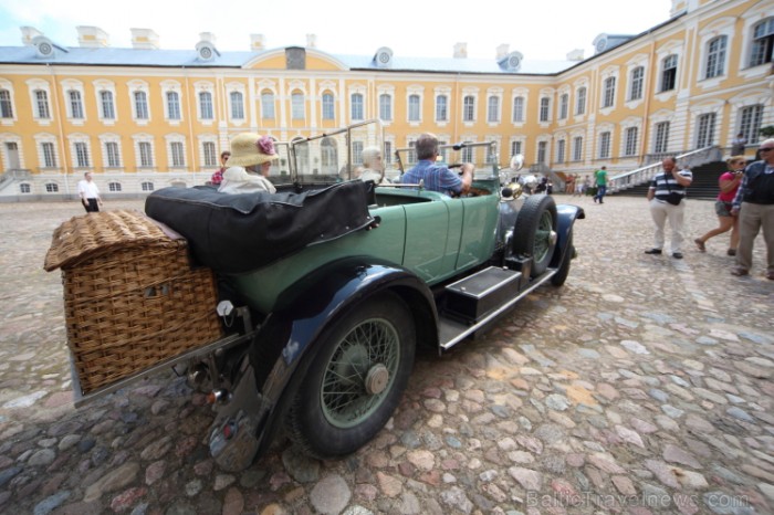 Rundālē ierodas britu autoklubs ar pirmskara «Rolls Royce» automašīnām Foto: Juris Ķilkuts www.fotoatelje.lv Rundālē ierodas britu autoklubs ar pirmskara «Rolls Royce» automašīnām Foto: Juris Ķilkuts www.fotoatelje.lv 78848