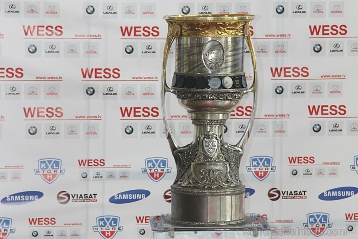 Kontinentālās hokeja līgas (KHL) Gagarina kauss ceļo pa Latviju un viena no pēdējām vietām ir Toyota Motors autosalons, kurš 16.07.2012 pulcēja lielu Kontinentālās hokeja līgas (KHL) Gagarina kauss ceļo pa Latviju un viena no pēdējām vietām ir Toyota Motors autosalons, kurš 16.07.2012 pulcēja lielu 78895