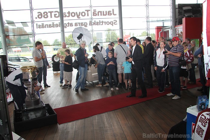 16.07.2012 Toyota Motors autosalonā pulcējās krietns hokeja fanu pulks 78899