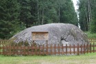 Braucam lūkot Latvijas lielāko laukakmeni - Nīcgales Lielais akmens