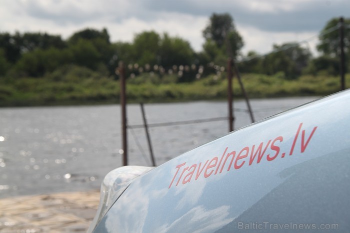 Viegli šūpodamies pārceltuve nogādā Travelnews.lv otrajā krastā. Foto sponsors: www.hotellatgola.lv Viegli šūpodamies pārceltuve nogādā Travelnews.lv otrajā krastā. Foto sponsors: www.hotellatgola.lv 79060