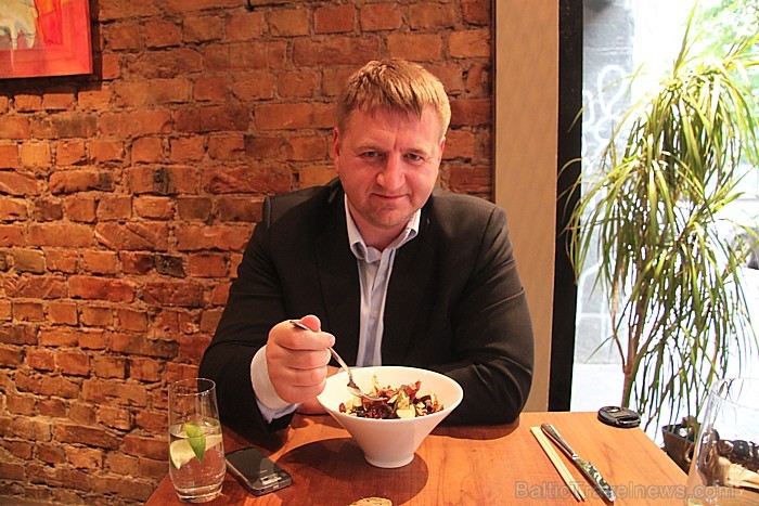 BalticTravelnews.com direktors Aivars Mackevičs izbauda restorāna Umami atmosfēru un atzīst, ka te ir ļoti jauki BalticTravelnews.com direktors Aivars Mackevičs izbauda restorāna Umami atmosfēru un atzīst, ka te ir ļoti jauki 79344