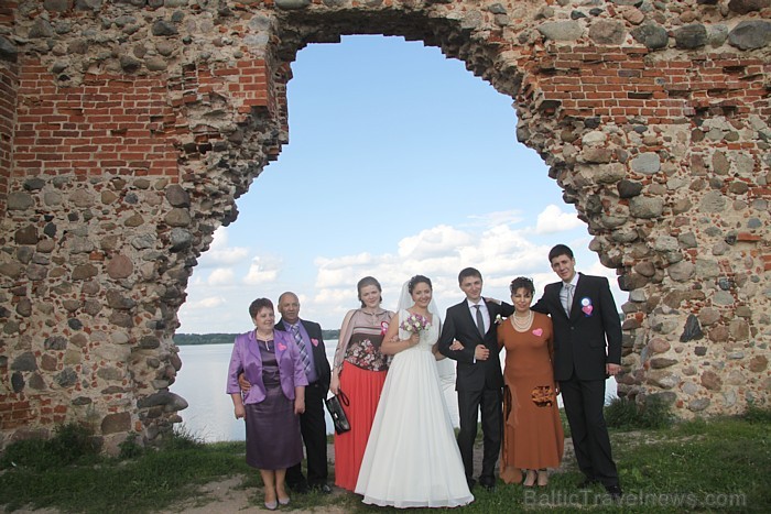 Ludzas pilskalns ar Livonijas ordera pils drupām: gruzīna un latgalietes kāzas - vairāk www.Fb.com/Travelnews.lv Ludzas pilskalns ar Livonijas ordera pils drupām: gruzīna un latgalietes kāzas - vairāk www.Fb.com/Travelnews.lv 79409