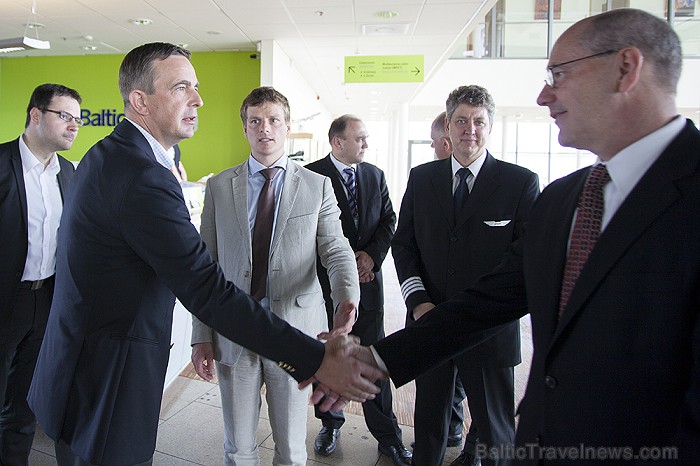 airBaltic demonstrē Bombardier Cseries 300 lidmašīnas pilotu kabīnes modeli Foto: Ingus Evertovskis, www.fotoprojekts.lv airBaltic demonstrē Bombardier Cseries 300 lidmašīnas pilotu kabīnes modeli Foto: Ingus Evertovskis, www.fotoprojekts.lv 79466