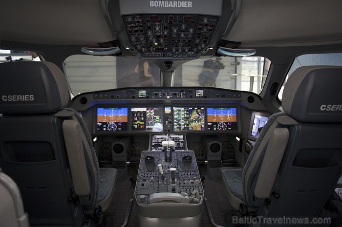 airBaltic demonstrē Bombardier Cseries 300 lidmašīnas pilotu kabīnes modeli Foto: Ingus Evertovskis, www.fotoprojekts.lv airBaltic demonstrē Bombardier Cseries 300 lidmašīnas pilotu kabīnes modeli Foto: Ingus Evertovskis, www.fotoprojekts.lv 79470