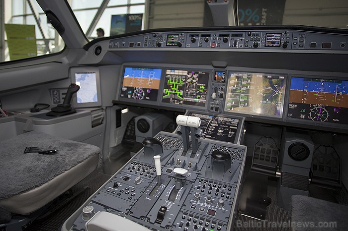 airBaltic demonstrē Bombardier Cseries 300 lidmašīnas pilotu kabīnes modeli Foto: Ingus Evertovskis, www.fotoprojekts.lv airBaltic demonstrē Bombardier Cseries 300 lidmašīnas pilotu kabīnes modeli Foto: Ingus Evertovskis, www.fotoprojekts.lv 79471