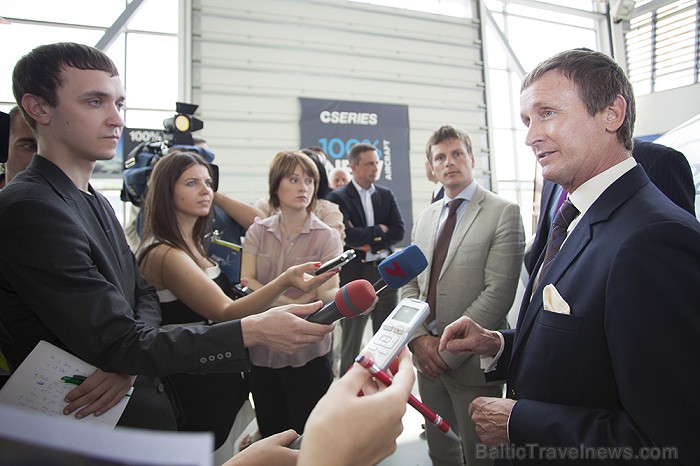airBaltic demonstrē Bombardier Cseries 300 lidmašīnas pilotu kabīnes modeli Foto: Ingus Evertovskis, www.fotoprojekts.lv airBaltic demonstrē Bombardier Cseries 300 lidmašīnas pilotu kabīnes modeli Foto: Ingus Evertovskis, www.fotoprojekts.lv 79476