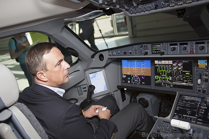 airBaltic demonstrē Bombardier Cseries 300 lidmašīnas pilotu kabīnes modeli Foto: Ingus Evertovskis, www.fotoprojekts.lv airBaltic demonstrē Bombardier Cseries 300 lidmašīnas pilotu kabīnes modeli Foto: Ingus Evertovskis, www.fotoprojekts.lv 79477