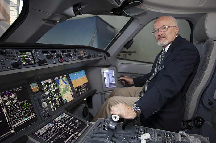 airBaltic demonstrē Bombardier Cseries 300 lidmašīnas pilotu kabīnes modeli Foto: Ingus Evertovskis, www.fotoprojekts.lv airBaltic demonstrē Bombardier Cseries 300 lidmašīnas pilotu kabīnes modeli Foto: Ingus Evertovskis, www.fotoprojekts.lv 79478