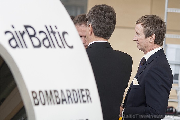 airBaltic demonstrē Bombardier Cseries 300 lidmašīnas pilotu kabīnes modeli Foto: Ingus Evertovskis, www.fotoprojekts.lv airBaltic demonstrē Bombardier Cseries 300 lidmašīnas pilotu kabīnes modeli Foto: Ingus Evertovskis, www.fotoprojekts.lv 79482