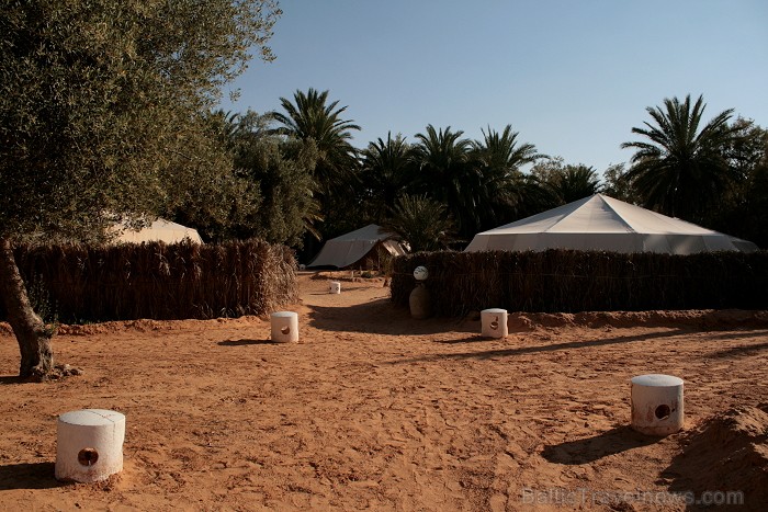 Ceļotāji nakšņošanai Tunisijā izvēlas pieczvaigžņu beduīnu teltis Yadis Ksar Ghilane www.yadis.com Ceļotāji nakšņošanai Tunisijā izvēlas pieczvaigžņu beduīnu teltis Yadis Ksar Ghilane www.yadis.com 79522