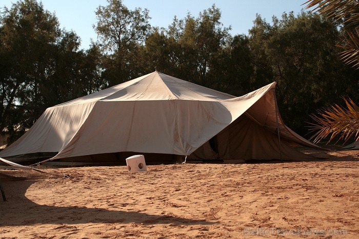 Ceļotāji nakšņošanai Tunisijā izvēlas pieczvaigžņu beduīnu teltis Yadis Ksar Ghilane www.yadis.com Ceļotāji nakšņošanai Tunisijā izvēlas pieczvaigžņu beduīnu teltis Yadis Ksar Ghilane www.yadis.com 79525