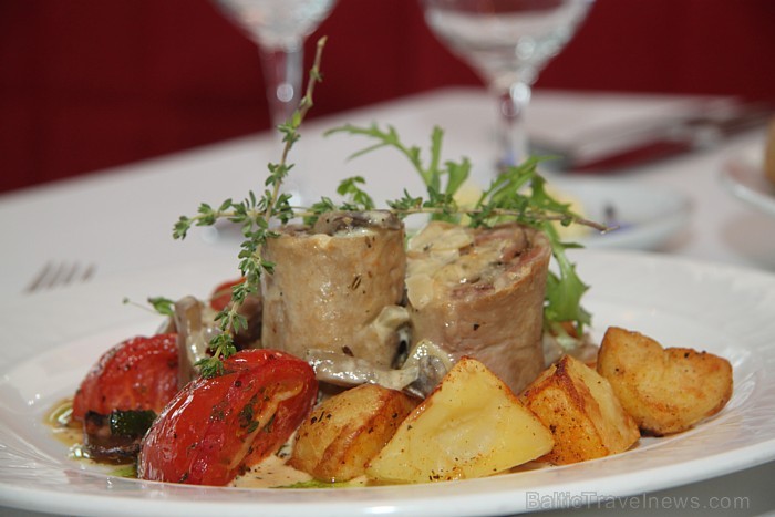 Cūkgaļas filejas rullīši ar dārzeņu-siera pildījumu, sēņu mērcīti un
krāsnī ceptiem rozmarīna kartupelīšiem
- www.hotelavalon.eu Cūkgaļas filejas rullīši ar dārzeņu-siera pildījumu, sēņu mērcīti un
krāsnī ceptiem rozmarīna kartupelīšiem
- www.hotelavalon.eu 79792