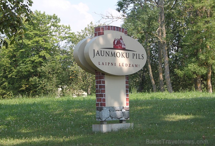 Jaunmoku pili var pamanīt jau no lielceļa Rīga - Ventspils. Vietas nosaukums «Jaunmokas» dokumentos pirmo reizi minēts jau tālajā 1544. gadā. www.jau Jaunmoku pili var pamanīt jau no lielceļa Rīga - Ventspils. Vietas nosaukums «Jaunmokas» dokumentos pirmo reizi minēts jau tālajā 1544. gadā. www.jau 79955
