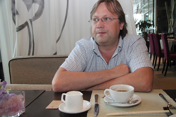 Darījumu tūrisma aģentūras «Carlson Wagonlit Travel» mārketinga direktors Pauls Gusts pēc pusdienu ēdienkartes baudīšanas izsaka atzinīgus vārdus par Darījumu tūrisma aģentūras «Carlson Wagonlit Travel» mārketinga direktors Pauls Gusts pēc pusdienu ēdienkartes baudīšanas izsaka atzinīgus vārdus par 80042