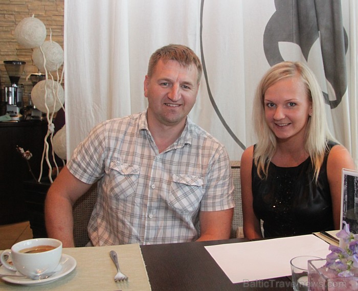 BalticTravelnews.com direktors Aivars Mackevičs un restorāna Cotton vadītāja Inese Zača apspriež ēdienkartes nianses un restorāna piedāvājumu BalticTravelnews.com direktors Aivars Mackevičs un restorāna Cotton vadītāja Inese Zača apspriež ēdienkartes nianses un restorāna piedāvājumu 80043