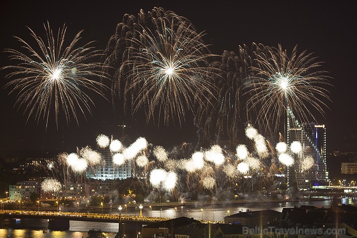 Rīgas svētku 2012 salūts pārsteidz ar savu krāšņumu Foto: Ingus Evertovskis, www.fotoprojekts.lv ar www.panoramariga.lv atbalstu Rīgas svētku 2012 salūts pārsteidz ar savu krāšņumu Foto: Ingus Evertovskis, www.fotoprojekts.lv ar www.panoramariga.lv atbalstu 80626
