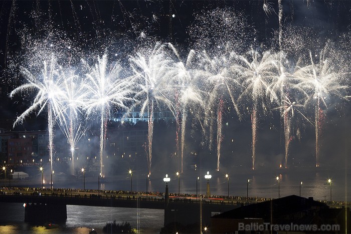 Rīgas svētku 2012 salūts pārsteidz ar savu krāšņumu Foto: Ingus Evertovskis, www.fotoprojekts.lv ar www.panoramariga.lv atbalstu Rīgas svētku 2012 salūts pārsteidz ar savu krāšņumu Foto: Ingus Evertovskis, www.fotoprojekts.lv ar www.panoramariga.lv atbalstu 80634