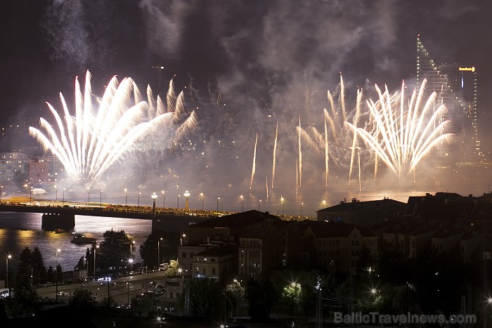 Rīgas svētku 2012 salūts pārsteidz ar savu krāšņumu Foto: Ingus Evertovskis, www.fotoprojekts.lv ar www.panoramariga.lv atbalstu Rīgas svētku 2012 salūts pārsteidz ar savu krāšņumu Foto: Ingus Evertovskis, www.fotoprojekts.lv ar www.panoramariga.lv atbalstu 80641