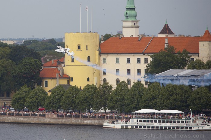 Svētku aviošovs Vecrīgā pulcē lielu skatītāju skaitu. Foto: www.fotoprojekts.lv Sponsors: Radisson Blu Daugava www.radissonblu.com Svētku aviošovs Vecrīgā pulcē lielu skatītāju skaitu. Foto: www.fotoprojekts.lv Sponsors: Radisson Blu Daugava www.radissonblu.com 81232